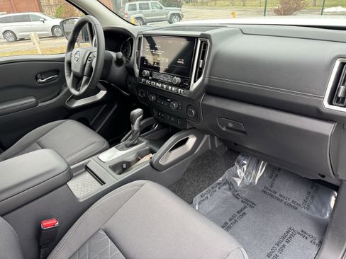 Certified 2025 Nissan Frontier SV w/ SV Convenience Package image 37