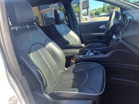 Used 2025 Chrysler Pacifica Limited FWD image 39