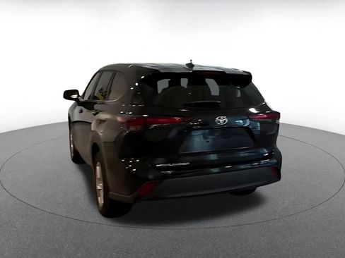 Used 2025 Toyota Highlander LE FWD image 10