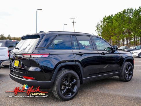 Used 2024 Jeep Grand Cherokee Limited w/ Black Appearance Package image 11