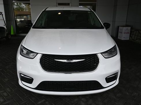 Used 2024 Chrysler Pacifica Touring-L image 8