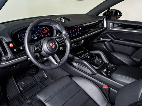 Certified 2025 Porsche Cayenne Coupe AWD/4WD image 4