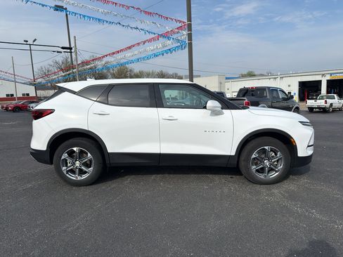 Used 2025 Chevrolet Blazer LT AWD/4WD image 2