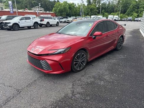 Used 2025 Toyota Camry XLE FWD image 3
