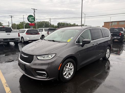 Used 2023 Chrysler Pacifica Touring-L FWD image 22