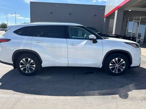 Used 2021 Toyota Highlander XLE AWD/4WD image 2