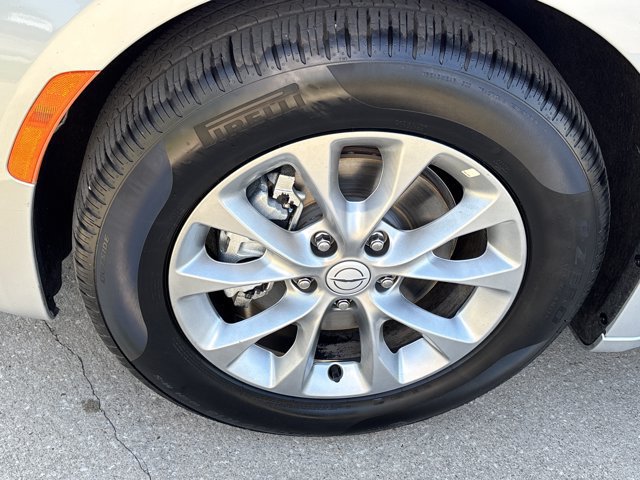 Used 2026 Chrysler Pacifica Limited FWD image 14