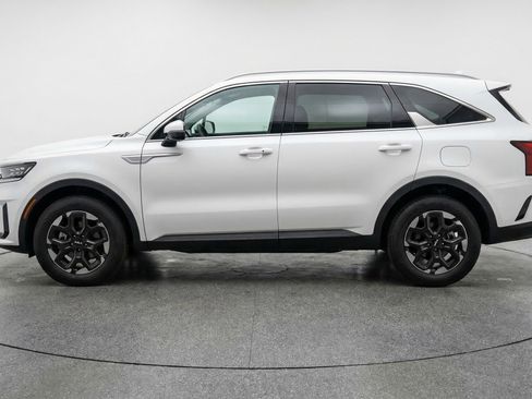 Used 2024 Kia Sorento S image 5