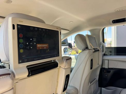 Used 2017 Chrysler Pacifica Limited w/ UConnect Theater Package FWD image 29