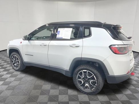 Used 2025 Jeep Compass Trailhawk AWD/4WD image 4