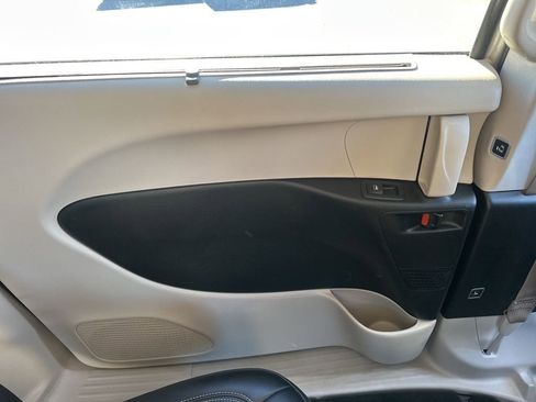 Used 2024 Chrysler Pacifica Touring-L image 28