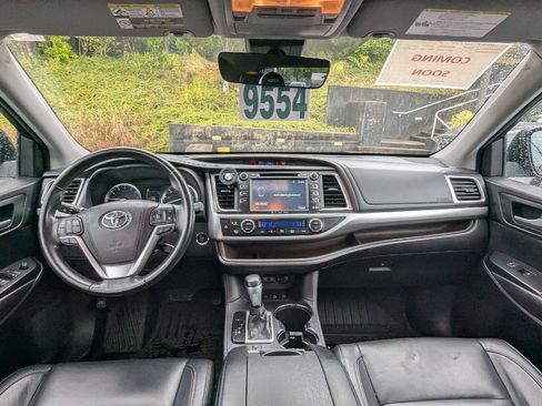 Used 2017 Toyota Highlander XLE AWD/4WD image 6
