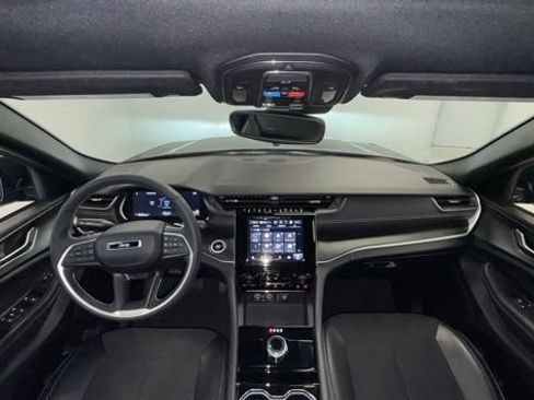 Used 2023 Jeep Grand Cherokee Altitude AWD/4WD image 12