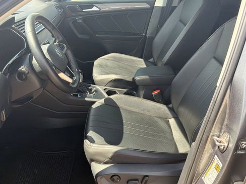 Used 2022 Volkswagen Tiguan SE FWD image 4