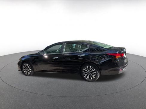 Used 2025 Nissan Altima 2.5 SV FWD image 10