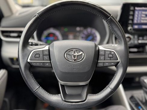 Used 2022 Toyota Highlander XLE AWD/4WD image 8