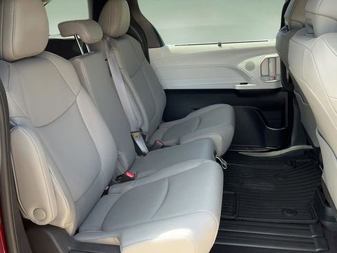 Used 2025 Toyota Sienna XLE FWD image 17