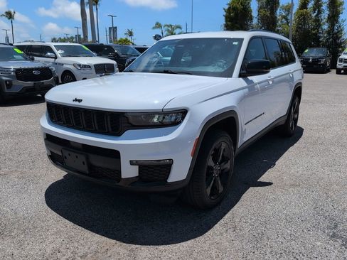 Used 2024 Jeep Grand Cherokee L Limited w/ Black Appearance Package AWD/4WD image 6