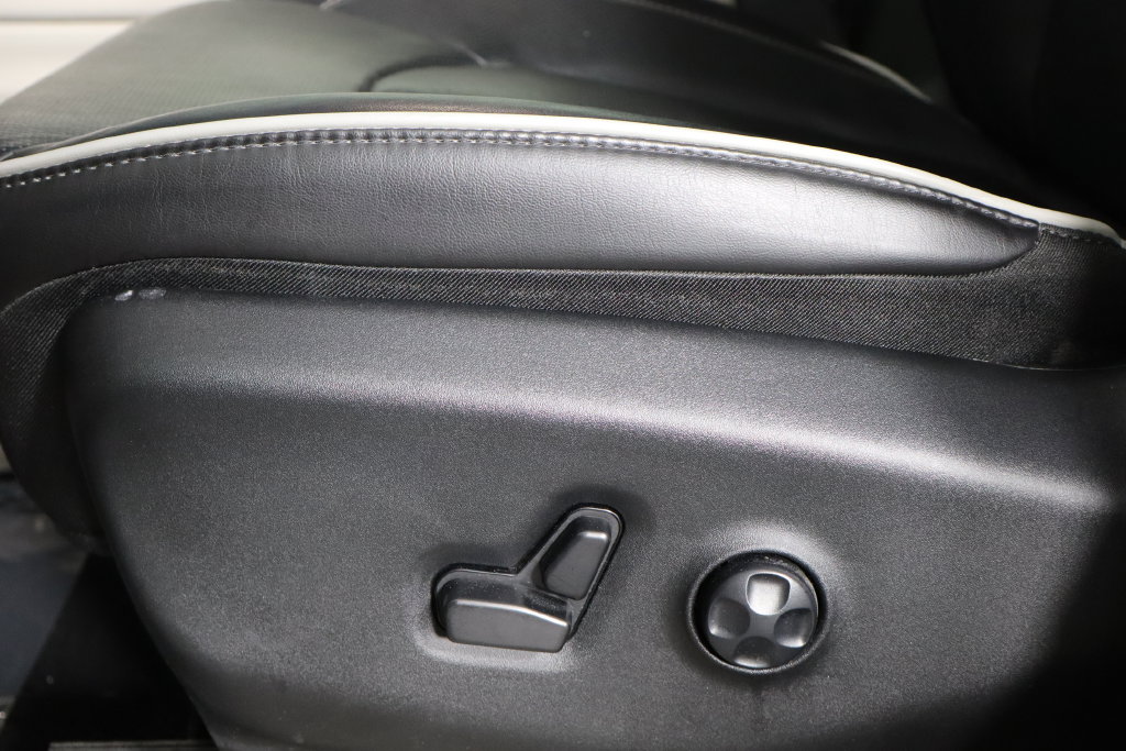 Used 2023 Chrysler Pacifica Limited FWD image 24