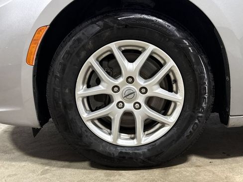 Used 2021 Chrysler Pacifica Touring-L FWD image 27