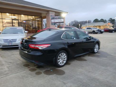 Used 2019 Toyota Camry LE image 3