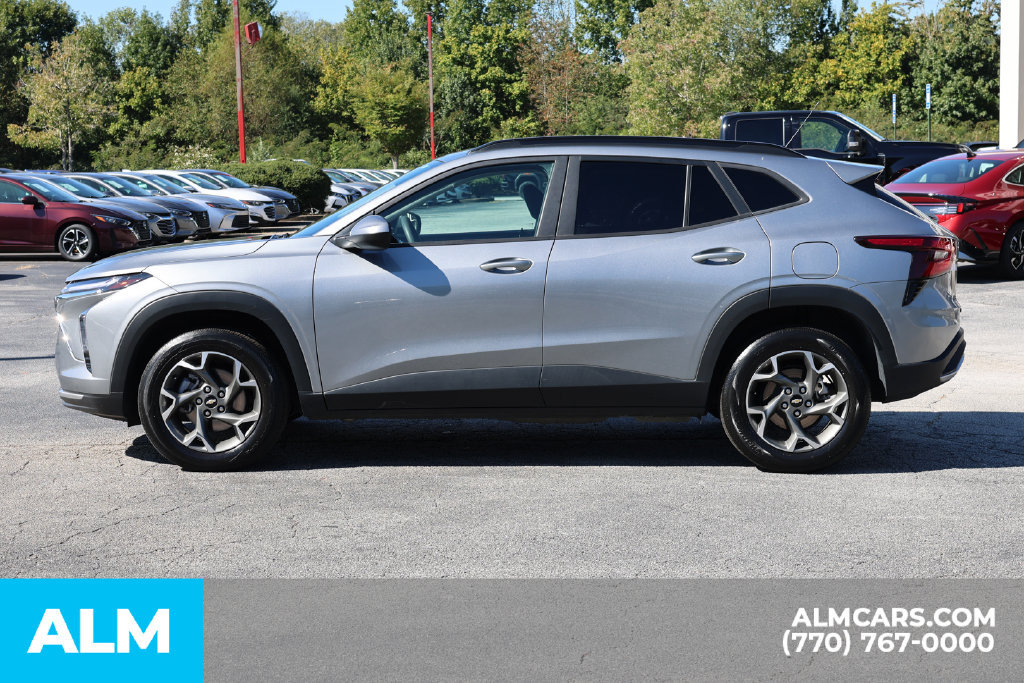 Used 2025 Chevrolet Trax LT FWD image 8