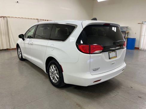 Used 2022 Chrysler Voyager LX image 6