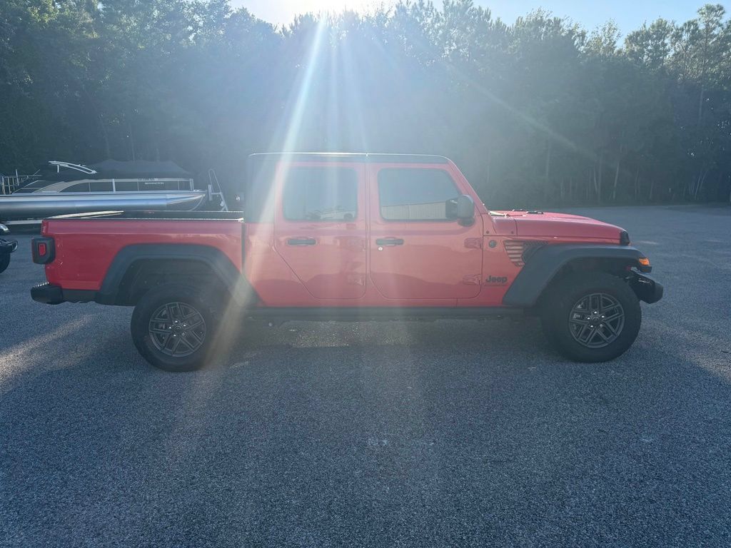 Used 2025 Jeep Gladiator Sport AWD/4WD image 8