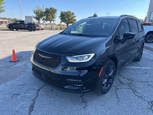 New 2026 Chrysler Pacifica Select image 12