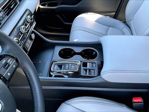 Used 2025 Honda Pilot Touring image 15