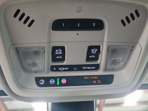 Used 2021 Chevrolet Traverse Premier FWD image 29