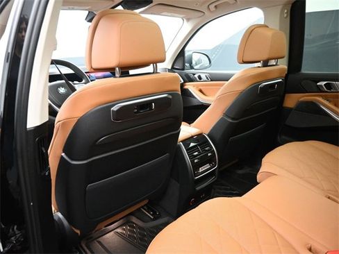 Used 2023 BMW X7 xDrive40i w/ Premium Package image 10