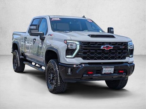 Used 2025 Chevrolet Silverado 2500 ZR2 AWD/4WD image 3