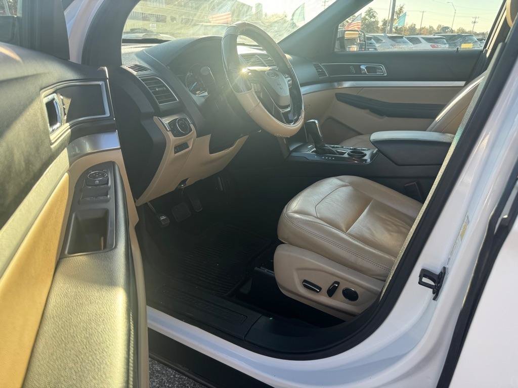 Used 2016 Ford Explorer XLT w/ Equipment Group 202A FWD image 9