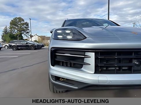Used 2024 Porsche Cayenne w/ Premium Package AWD/4WD image 9