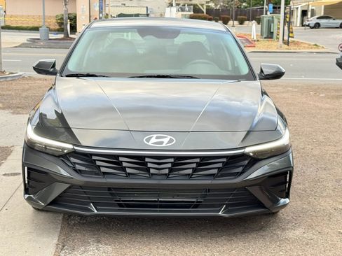 Used 2025 Hyundai Elantra SE FWD image 4