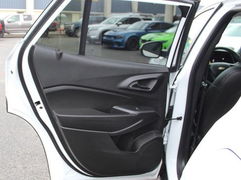 Used 2025 Chevrolet Trax LT FWD image 16