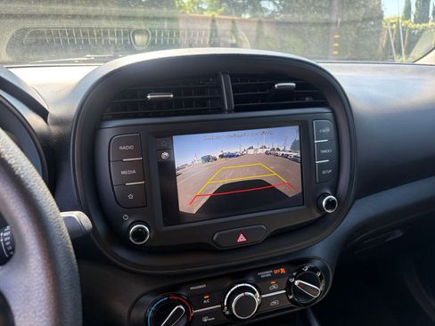 Used 2025 Kia Soul LX w/ LX Technology Package FWD image 22