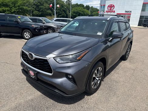 Used 2023 Toyota Highlander XLE AWD/4WD image 3