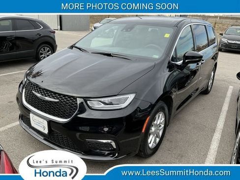 Used 2025 Chrysler Pacifica Select image 1