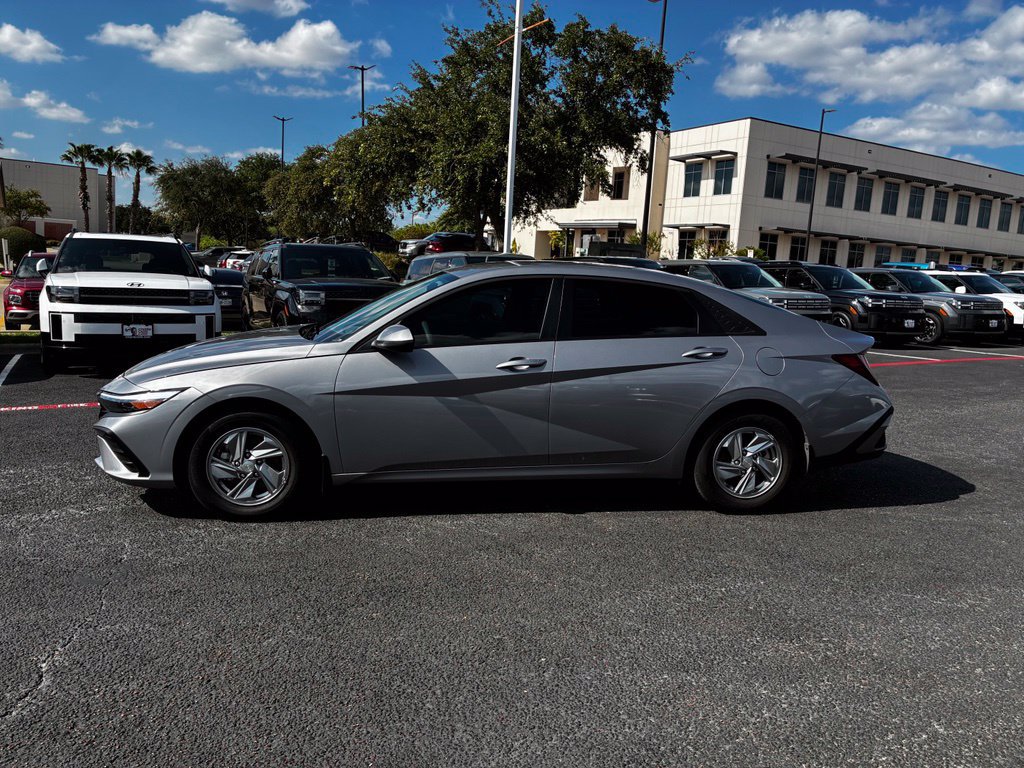 Used 2026 Hyundai Elantra SE FWD image 2