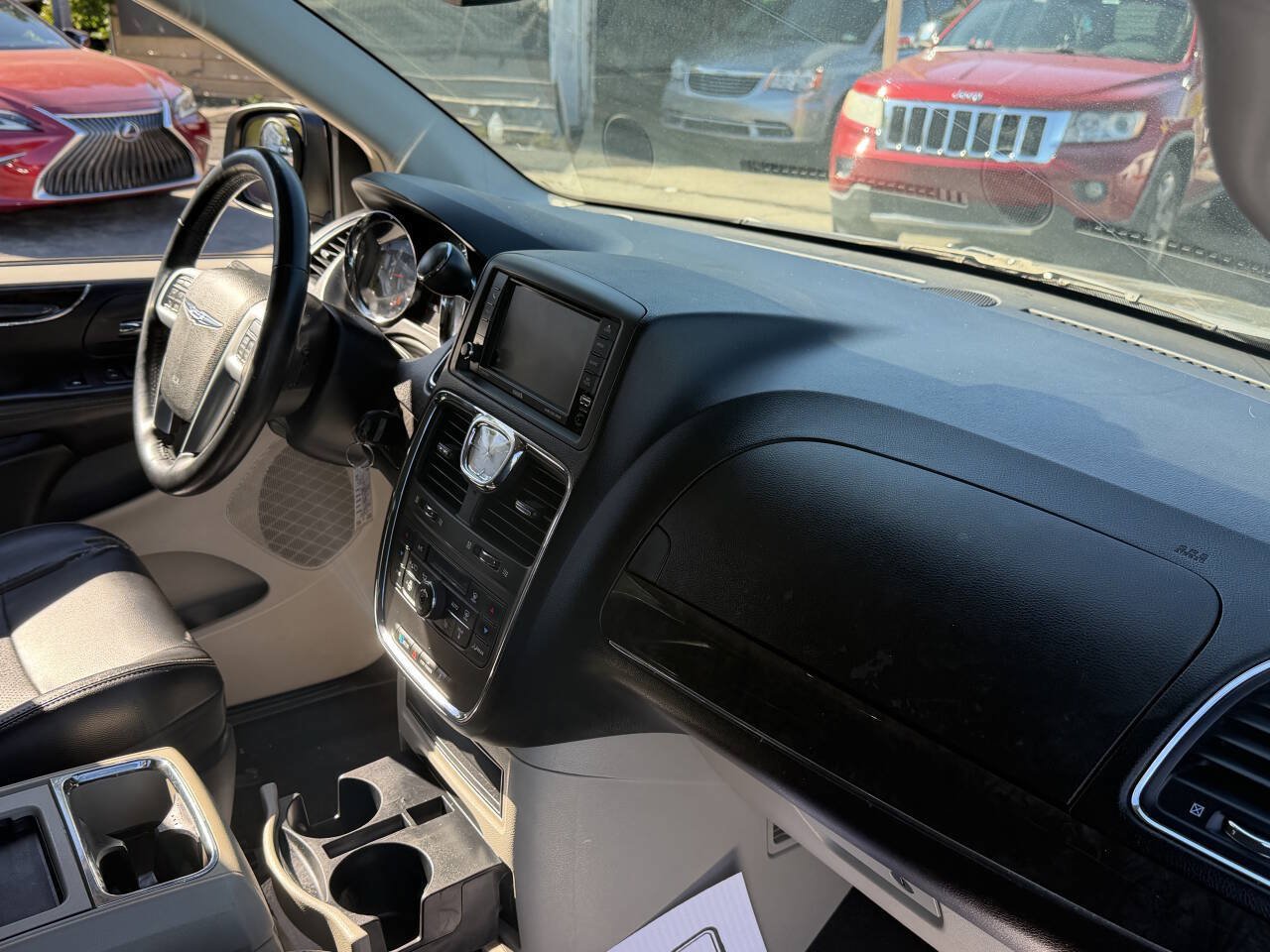 Used 2013 Chrysler Town & Country Touring-L w/ Driver Convenience Group FWD image 10