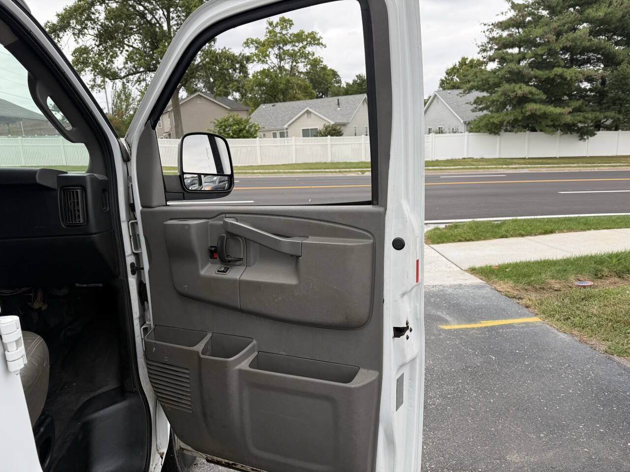 Used 2017 Chevrolet Express 2500 RWD image 9