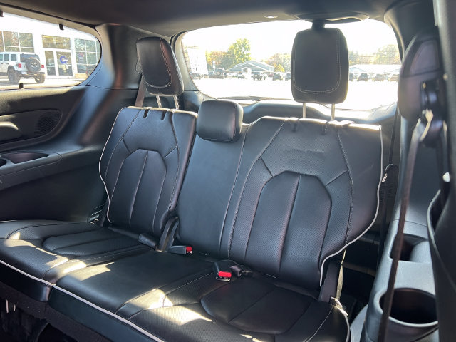 Used 2025 Chrysler Pacifica Limited FWD image 5