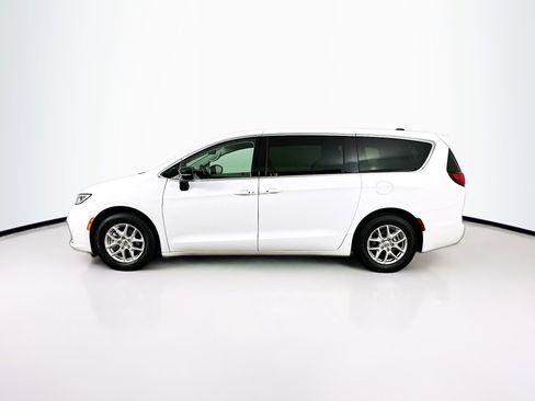 Used 2024 Chrysler Pacifica Touring-L FWD image 4