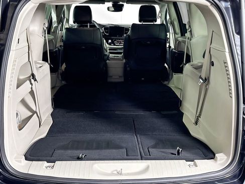 Used 2023 Chrysler Pacifica Touring-L image 19