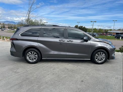 Used 2024 Toyota Sienna LE w/ LE Plus Package AWD/4WD image 8