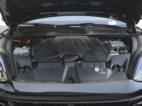 Certified 2025 Porsche Cayenne S AWD/4WD image 38