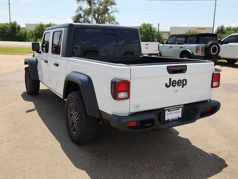 Used 2025 Jeep Gladiator Sport image 3