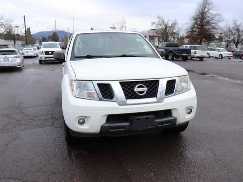 Used 2018 Nissan Frontier SV image 3